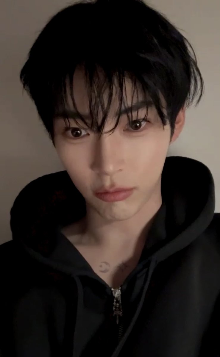 저화질의 성한빈 tweet media