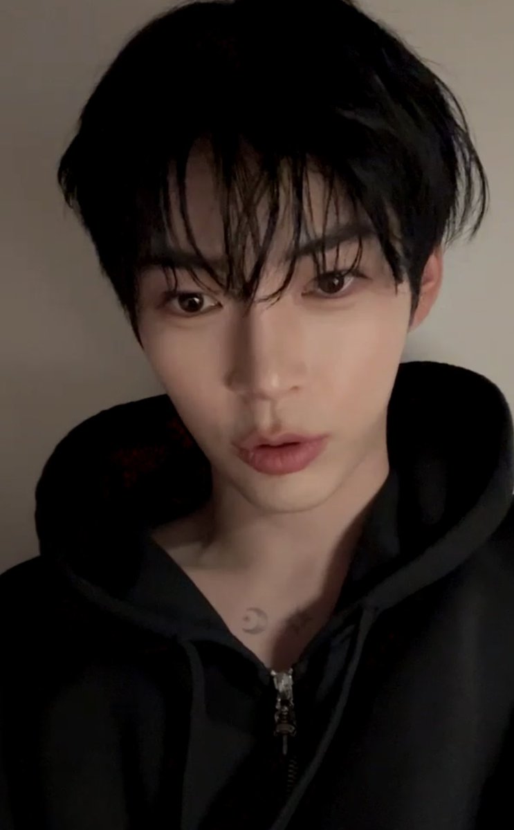 저화질의 성한빈 tweet media