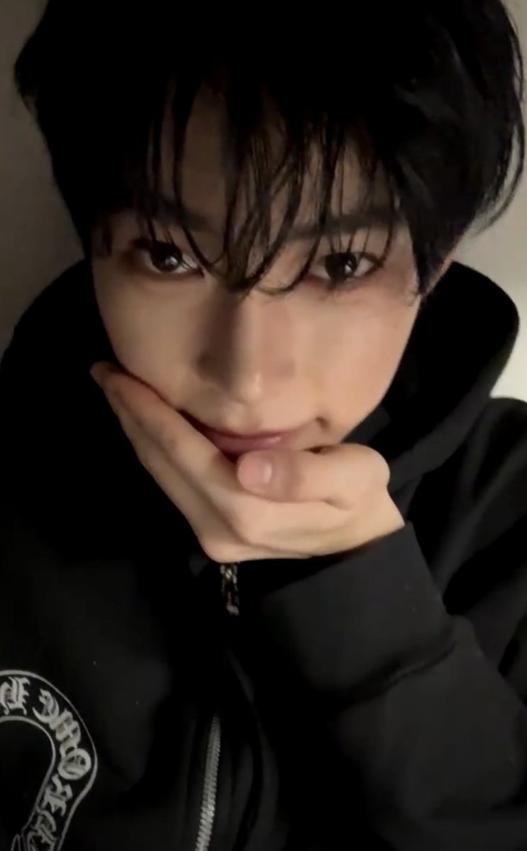 저화질의 성한빈 tweet media