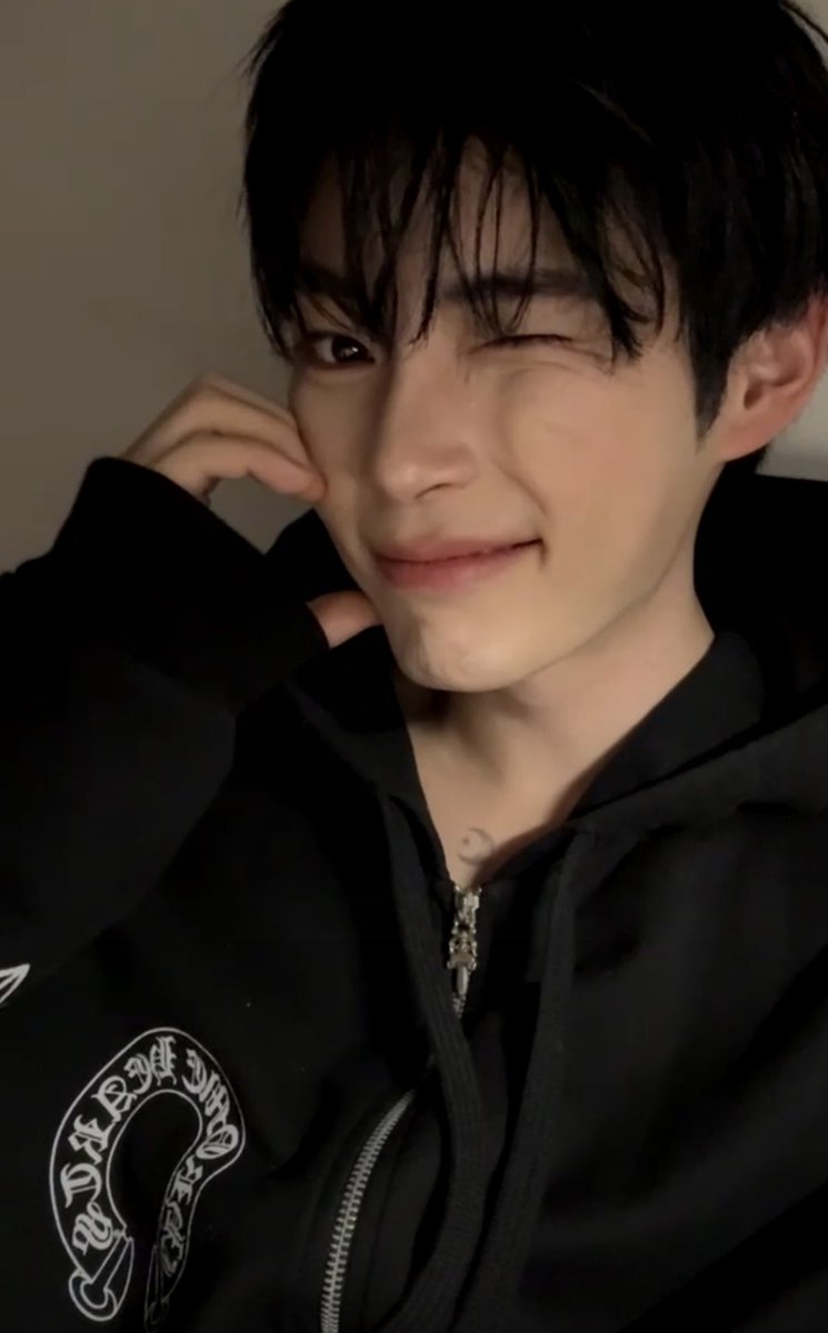 저화질의 성한빈 tweet media