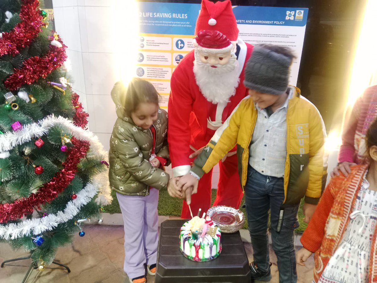 DelhiBpclRetail's tweet photo. Celebrate the Spirit of Giving 🎁
At BPCL Delhi, Christmas is all about spreading smiles! Let's make this holiday season unforgettable! ❤️⛽ #BPCLFestiveCheers #ChristmasMagic https://t.co/UFvd5E9K95