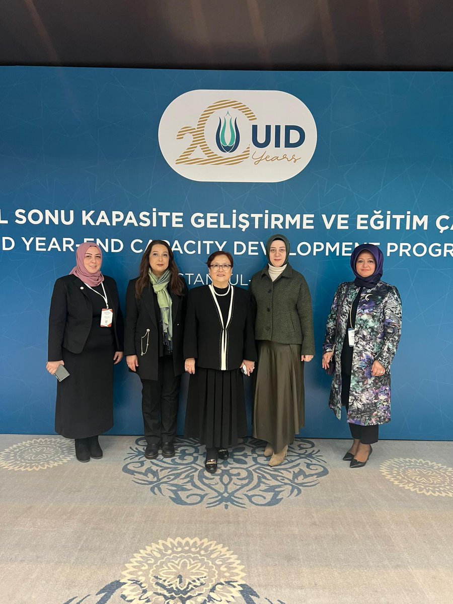 reside_yuksel's tweet photo. UID Yıl sonu Kapasite Geliştirme ve Eğitim Çalıştayı açılış programına katılım sağladık.Açılış Kuran-ı Kerim tiaveti sonrası UID Genel Başkanı @aslankenan.nl ‘un açılış konuşması ile başladı.Daha sonra ilk olarak;
📍 @akparti Genel Başkan Yardımcısı,Genel Merkez Dışilişkiler Başkanı,İstanbul Milletvekili @zafer_sirakaya başkanımın; Avrupa’daki Yurtdışı Türk Toplumu ve Genel Siyasi Çalışmaları dinledik.
📍T.C Dışişleri Bakan Yardımcısı @burhanettinduran ;Türk Dış Politikası ve Küresel Barış Perspektifi konusunda bilgilendirme yaptı 
📍Ekip Yönetimi ve Motivasyon Teknikleri konusunu ise Eğitimci,Yazar ve MKYK Üyemiz @hayatiinanc ‘dan dinledik.
Çalıştayınızın hayırlara vesile olması dileğiyle 🇹🇷
@RTErdogan 
@SirakayaZafer 
@U_I_D 
@u_i_dwomenhq