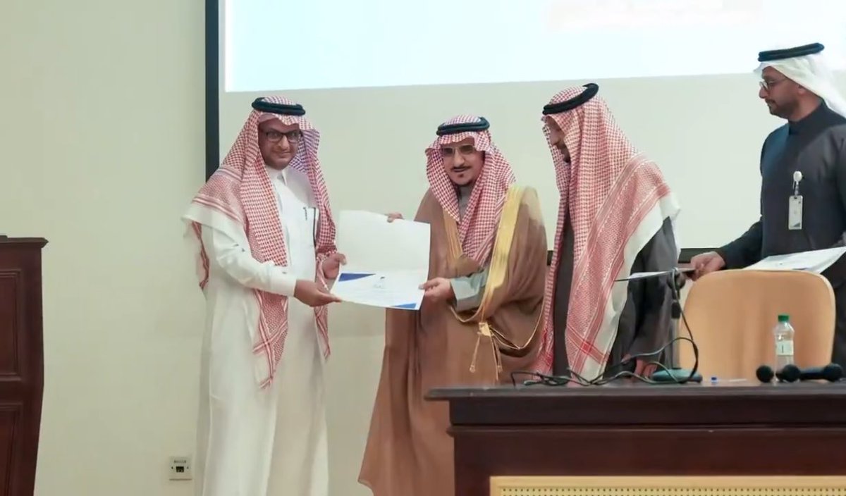 COAnHBU's tweet photo. #تغطية | معالي رئيس الجامعة أ.د. عبدالله بن يحيى الحسين، بمعية عميد كلية الآداب والعلوم الإنسانية د. ساري الزهراني، يكرم المشاركين في حفل الاحتفاء بـ #اليوم_العالمي_للغة_العربية، الذي نظمته كلية الآداب والعلوم الإنسانية بـ #جامعة_الباحة. https://t.co/xUlrHzLOoz