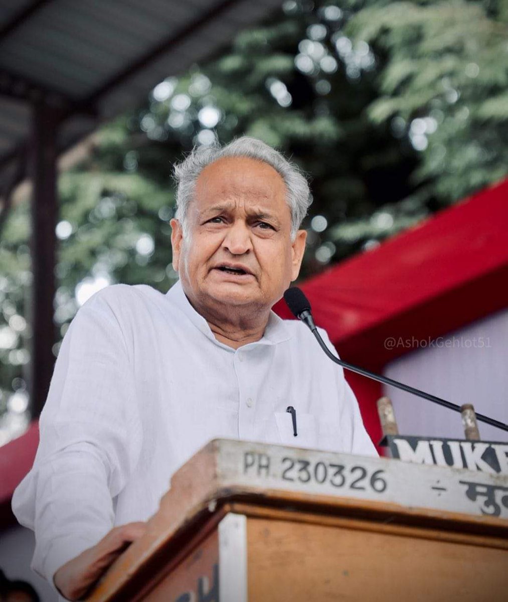 पुरानी पेंशन बहाली (OPS) 
25 लाख तक इलाज मुफ्त 
500 रु में गैस सिलेंडर
1.30 करोड़ फ्री स्मार्टफोन 
रोडवेज में महिलाओ को 50% किराया छूट
100 यूनिट बिजली मुफ्त 
1000 रु सामाजिक सुरक्षा पेंशन 
11 लाख किसानों की बिजली मुफ्त 
याद हैं या भुल गये, ये सब श्री <a href="/ashokgehlot51/">Ashok Gehlot</a> की देन है।