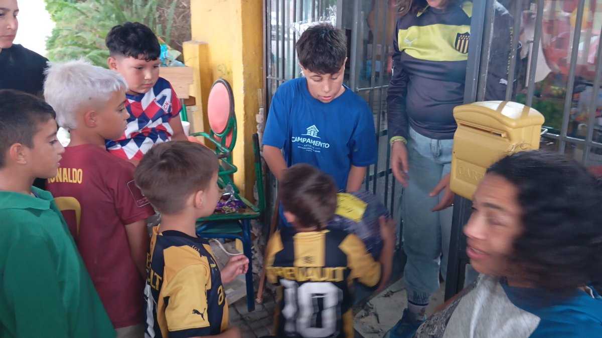 PenaEPereira's tweet photo. Festejamos La Navidad junto a los niños,tuvieron castillo infable, cama elastica, hamburguesas, refrescos, jugos,alfajores, golosinas, regalos para todos y una canasta,los niños son nuestro futuro, viva Peñarol.@Palmefotografia @manyapablo @gastonfalco8 @WilsonMendez86 @vanbalas https://t.co/r7OqUobDWS