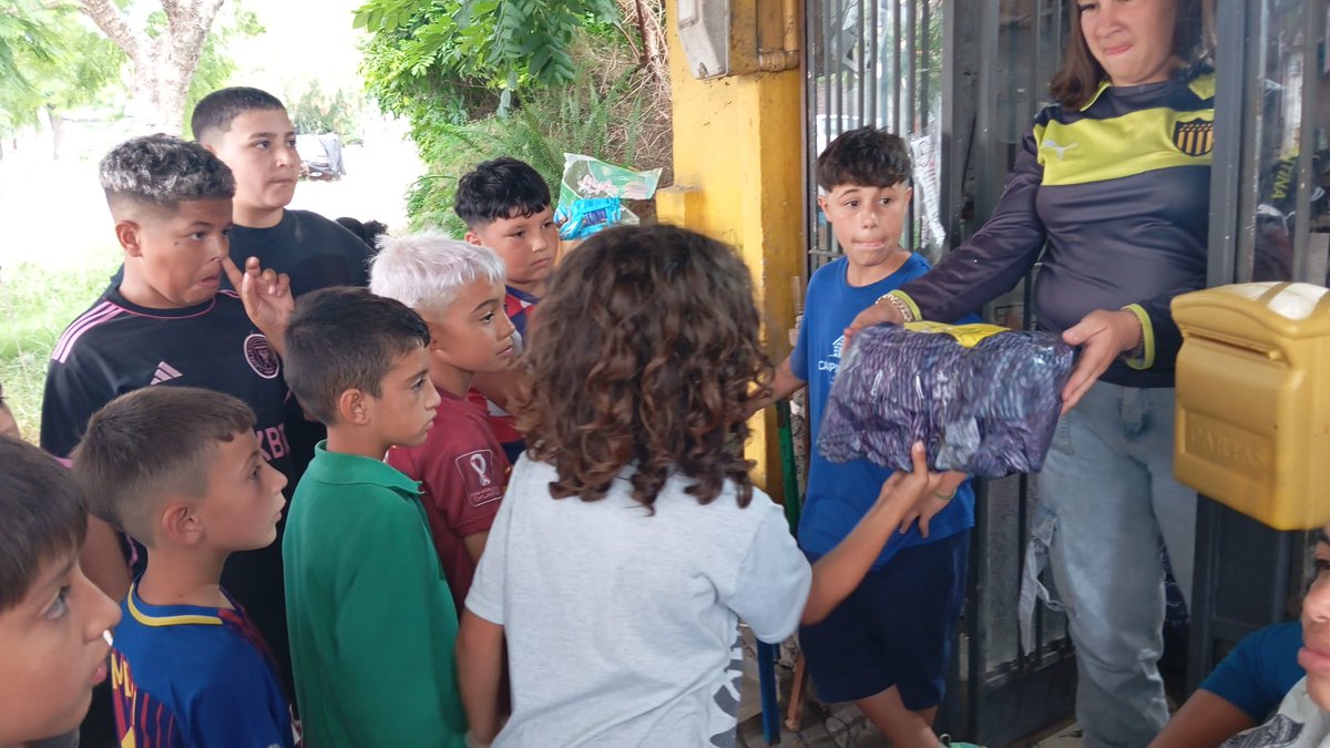 PenaEPereira's tweet photo. Festejamos La Navidad junto a los niños,tuvieron castillo infable, cama elastica, hamburguesas, refrescos, jugos,alfajores, golosinas, regalos para todos y una canasta,los niños son nuestro futuro, viva Peñarol.@Palmefotografia @manyapablo @gastonfalco8 @WilsonMendez86 @vanbalas https://t.co/r7OqUobDWS