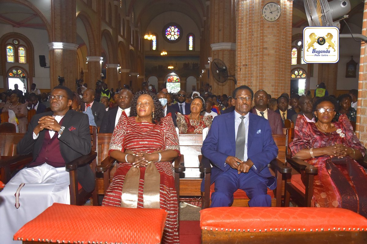 BugandaKingdom_'s tweet image. Emiramwa 12 mu bubaka bwa Ssaabasajja Kabaka obwa Ssekukkulu
Katikkiro Charles Peter Mayiga ng'asinziira mu Lutikko e Lubaga akubirizza Obuganda okwefumiitiriza ku bubaka buno n'okuteekateeka mu nkola Maasomoogi bye yayogeddeko.
Ebisingawo 👇 #Gambuuze
gambuuze.ug/okusaba-kwa-se…