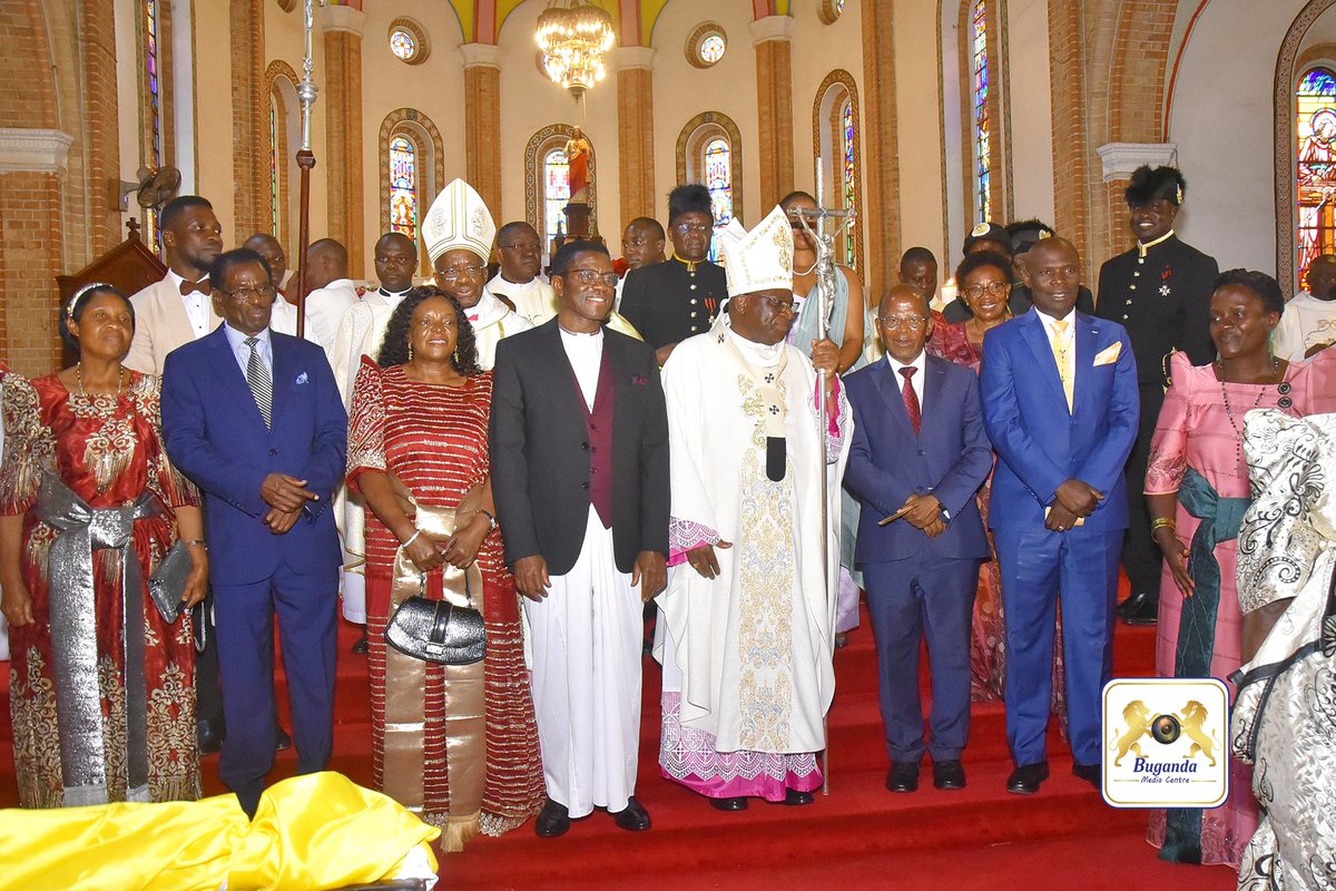 BugandaKingdom_'s tweet image. Emiramwa 12 mu bubaka bwa Ssaabasajja Kabaka obwa Ssekukkulu
Katikkiro Charles Peter Mayiga ng'asinziira mu Lutikko e Lubaga akubirizza Obuganda okwefumiitiriza ku bubaka buno n'okuteekateeka mu nkola Maasomoogi bye yayogeddeko.
Ebisingawo 👇 #Gambuuze
gambuuze.ug/okusaba-kwa-se…
