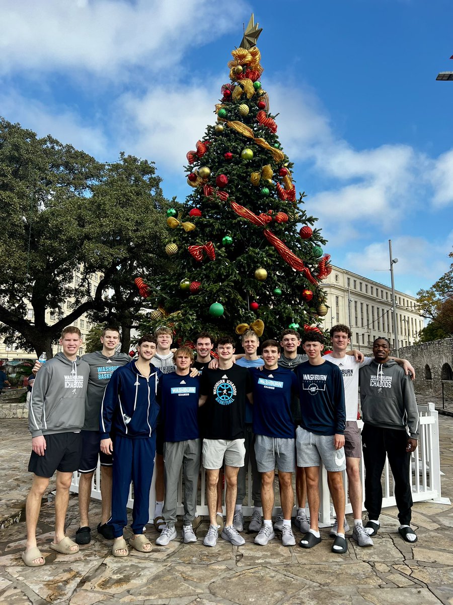 Wishing everyone a Merry Christmas! 
🎄🎁 🎩