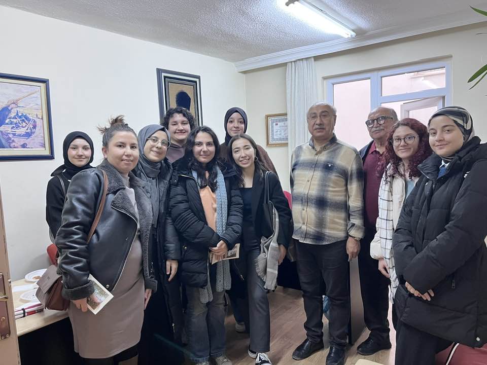 İşaret Dili öğretmeni sayın Merve Türkoğlu ile Anadolu Kız Yurdundaki üniversite öğrencileri Şubemizi ziyaret ettiler.Başkan Yusuf Dugan Derneğimiz hakkında bilgiler vererek,görme engellilerin kullandığı materyallere,yaşadıkları sorunlara ilişkin bilgilendirme yaptı.