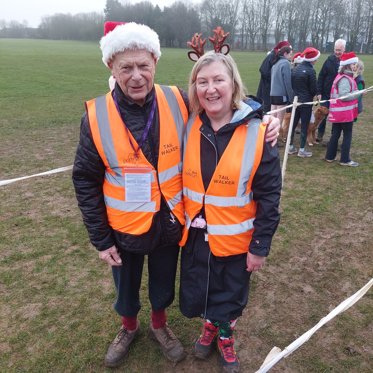 🎄 Merry, Muddy Christmas Everyone 🎄
What an incredible morning! Such an amazing atmosphere - despite the mud! - and we were thrilled to welcome a bumper crowd of  284 runners, joggers &amp; walkers 🥰 Thank you to our 43 amazing volunteers who made today happen 🎁
#loveparkrun 🌳