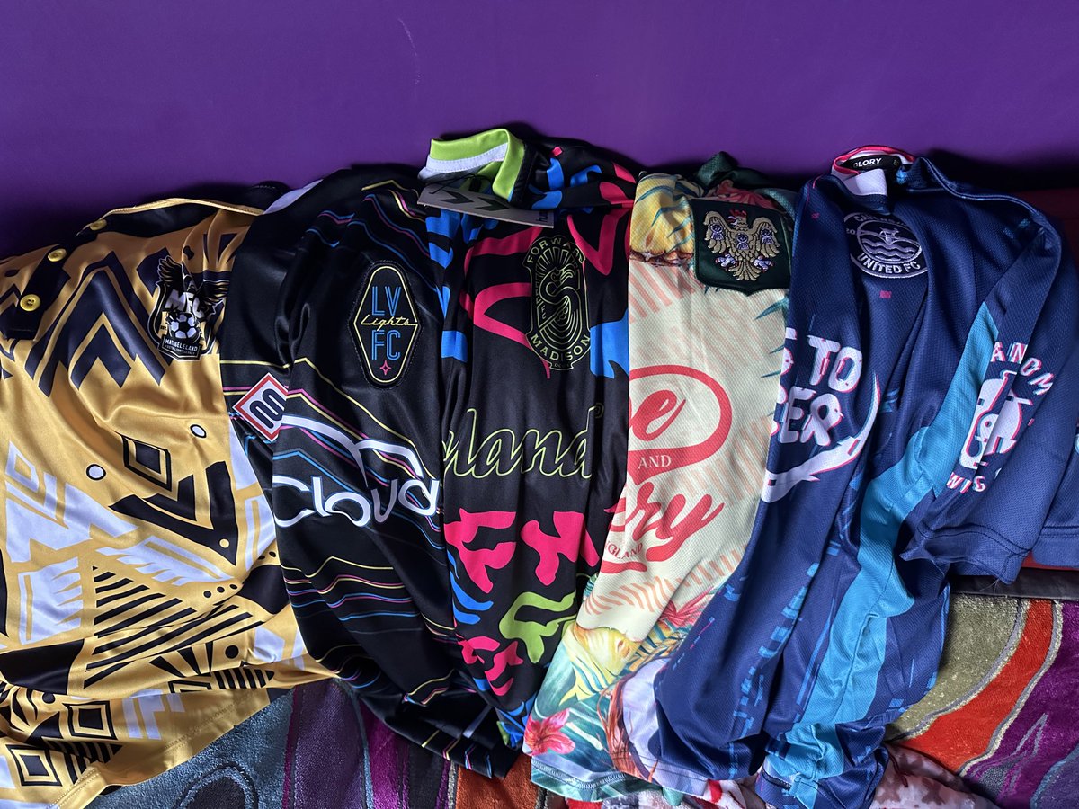 HatScarfShirt's tweet photo. Merry Shirtmas to all who observe ⚽️🎅🏼

@MatabelFootball ⚽️
@lvlightsfc 💡
@ForwardMSNFC 🌈
@NorthwichVicsFC 🍹
@CavershamUnited 🐐 https://t.co/gNO9HxlUwL