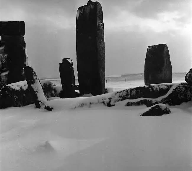 FedeItaliano76's tweet photo. 'Stonehenge in the Snow' (1944) by Bill Brandt https://t.co/UHsLpJxE32