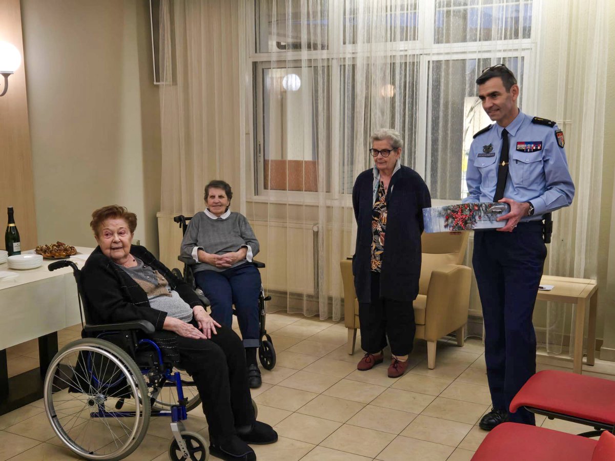 Gendarmerie_067's tweet photo. Gendarmes et solidaires ! En cette période de fêtes les #gendarmes du #BasRhin ont rendu visite aux veuves et veufs de la #gendarmerie afin de leur offrir un colis 🎁 rempli de réconfort.

 Un Joyeux Noël à tous ! 🎄
#AVosCotes https://t.co/D1ubQr8V8H