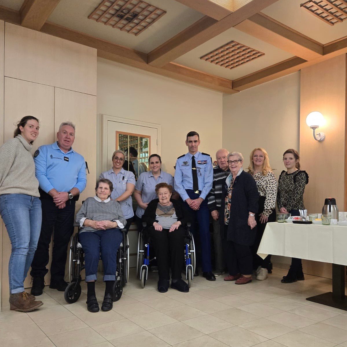 Gendarmerie_067's tweet photo. Gendarmes et solidaires ! En cette période de fêtes les #gendarmes du #BasRhin ont rendu visite aux veuves et veufs de la #gendarmerie afin de leur offrir un colis 🎁 rempli de réconfort.

 Un Joyeux Noël à tous ! 🎄
#AVosCotes https://t.co/D1ubQr8V8H