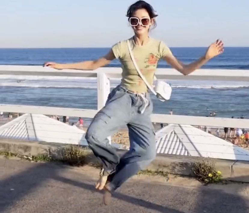 bunnies_NJs5's tweet photo. #NewJeans 
#Danielle 
#happyjump https://t.co/lOAvIFNbuV