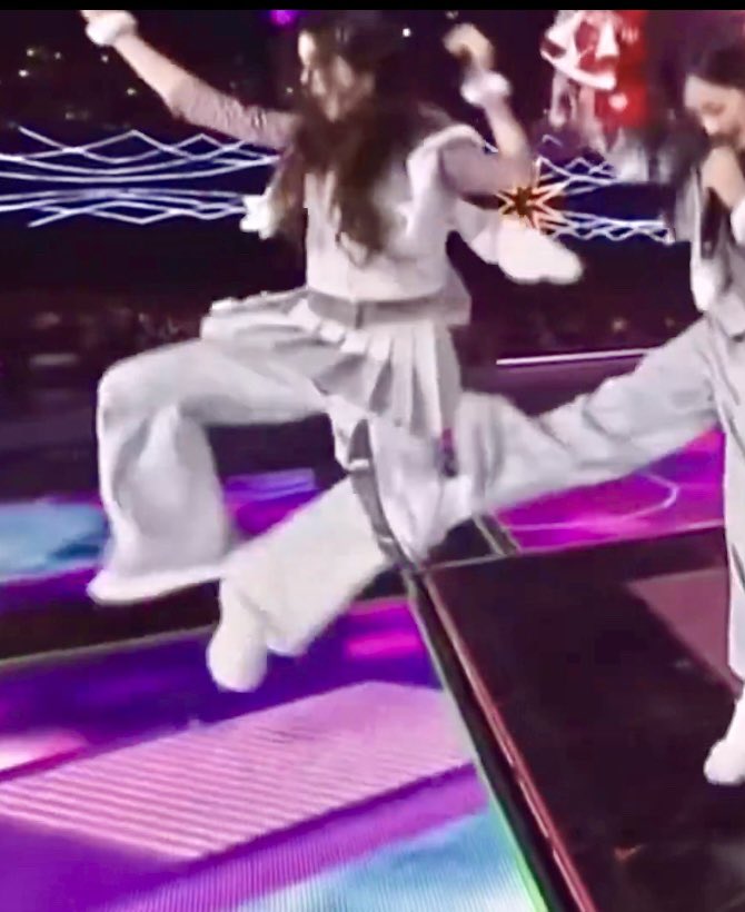 bunnies_NJs5's tweet photo. #NewJeans 
#Danielle 
#happyjump https://t.co/lOAvIFNbuV