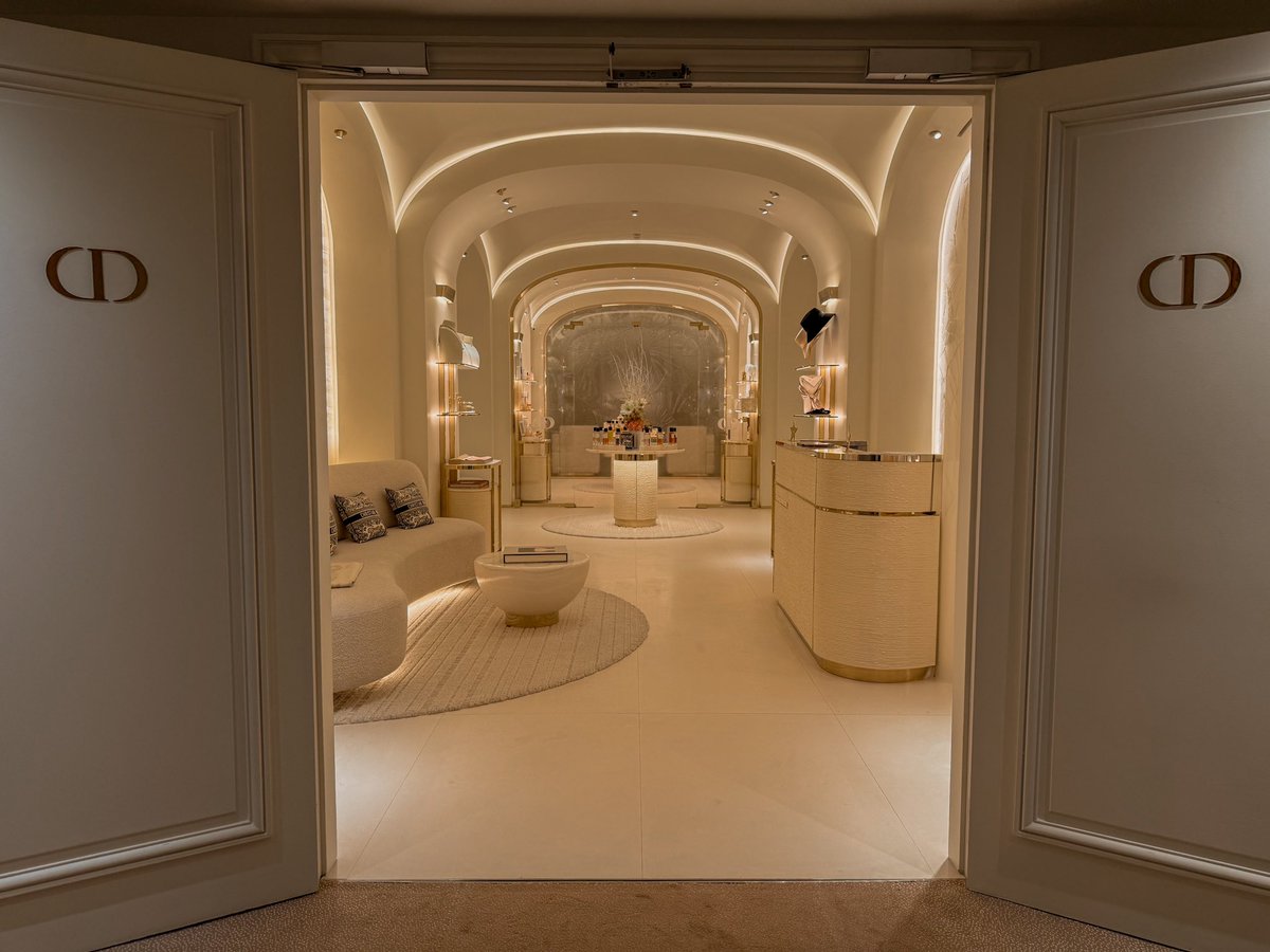 NYDoorman's tweet photo. spending christmas getting a 2 hour massage at the Dior spa in Paris. 

Merry Christmas! https://t.co/SsGWSm1B43