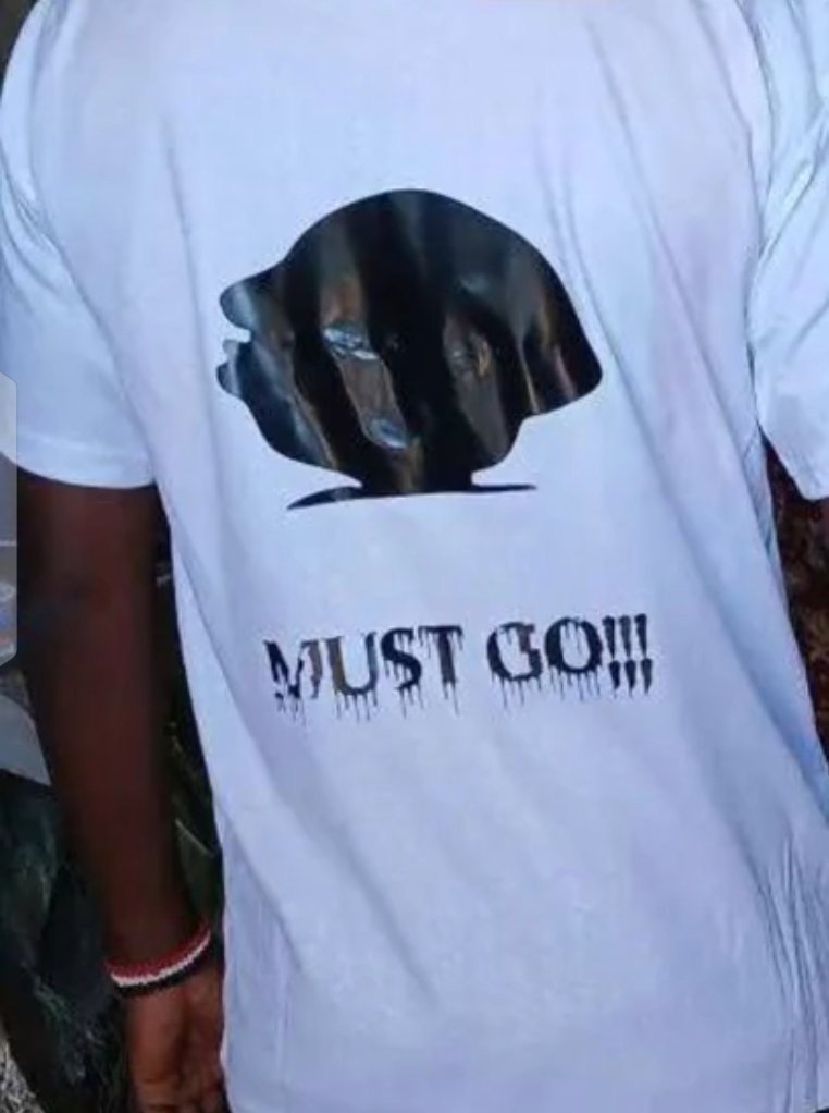 Huyu Polis amevaa kama youth, then goes to this joint in Ruiru and asks 

"Maze si unishow where you bought the T-shirt ya Kasongo , mi pia ninunue?"

Guy tells him, 

"Nilinunua kwa hawker" (smart answer)

Karao eats chipo, then he goes to pay kwa counter, 

Jacket ikainuka.