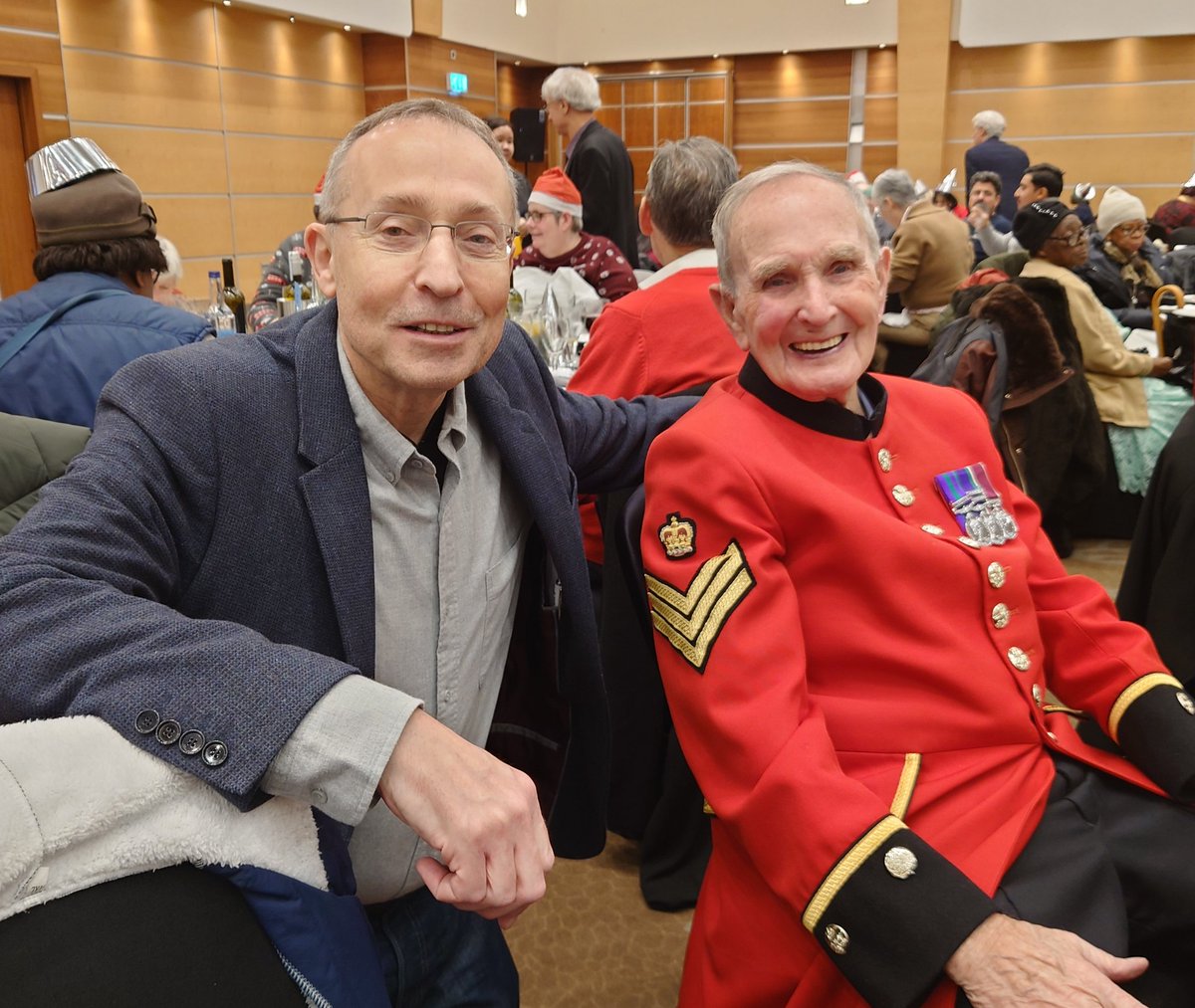 Best ever <a href="/LBHF/">H&F Council</a> Christmas Day lunch.  Feeding 500 residents with good food and wine, plus entertainment and prizes. Thanks to Mayor Patricia Quigley, <a href="/ChelFulhamBen/">Ben Coleman</a> <a href="/StephenCowan/">Stephen Cowan 🇬🇧🇺🇦</a> and all the volunteers and donors for making this such a special event.