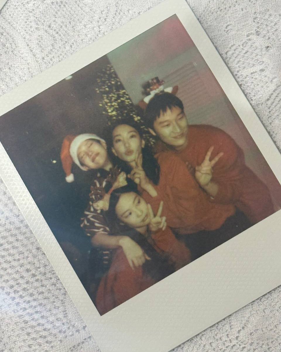 JennieDCGallery's tweet photo. 241225 친구들과 크리스마스 파티한 제니 https://t.co/r4pKr6GScm