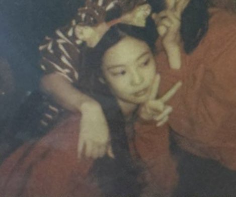 JennieDCGallery's tweet photo. 241225 친구들과 크리스마스 파티한 제니 https://t.co/r4pKr6GScm