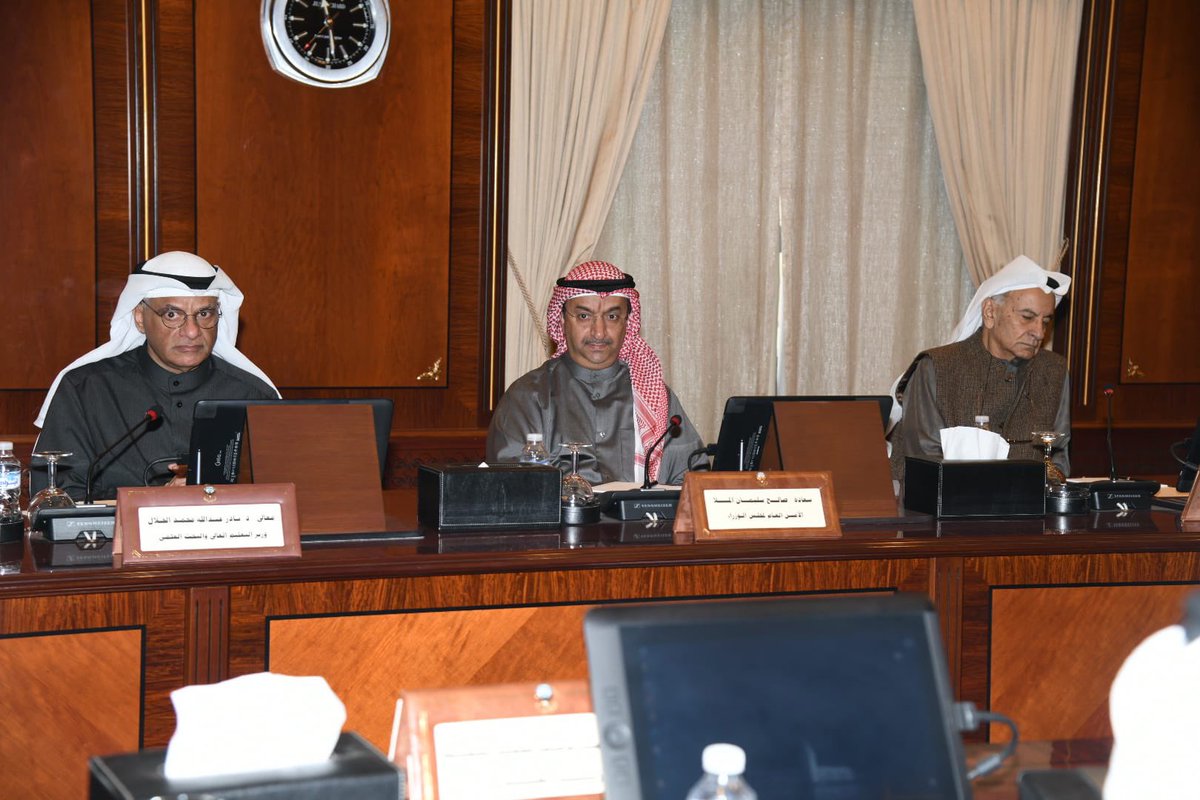 النائب الأول لرئيس مجلس الوزراء ووزير الدفاع ووزير الداخلية رئيس اللجنة العليا لتحقيق الجنسية الكويتية الشيخ فهد يوسف سعود الصباح يعقد لقاء مفتوحا مع رؤساء تحرير الصحف اليومية والمدير العام لـ(كونا) ورؤساء جمعيات النفع العام المعنية

- بحضور وزير (الإعلام) والوزراء المختصين