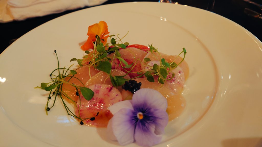 WR_kon's tweet photo. 2024年はダーリンにthe soupのクリスマスディナーをご馳走してもらったよ🥂✨ 花うめえ(ﾓｻﾓｻ)
低温調理のいけだ牛がもう、もう、言葉にできない美味しさで震えた
お肉たくさん食べてきたつもりだけど、こ、こんなの…ﾊｼﾞﾒﾃｯ…！！ｵｶﾜﾘｸﾀﾞｻｲ! マジで美味しかった…✨ https://t.co/8xFffwbBE1