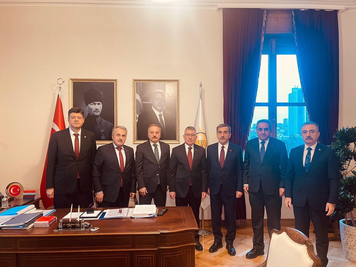 AK PARTİ Grup Başkanı Sayın Abdullah Güler’i ziyaret ederek, TBMM gündeminde görüşülecek olan 657 sayılı Devlet Memurları Kanununda değişiklik içeren teklife ilişkin konfederasyonumuzun görüş ve önerilerini ilettik.

Buna göre;

💢Kamu çalışanlarının bütününü kapsayacak bir