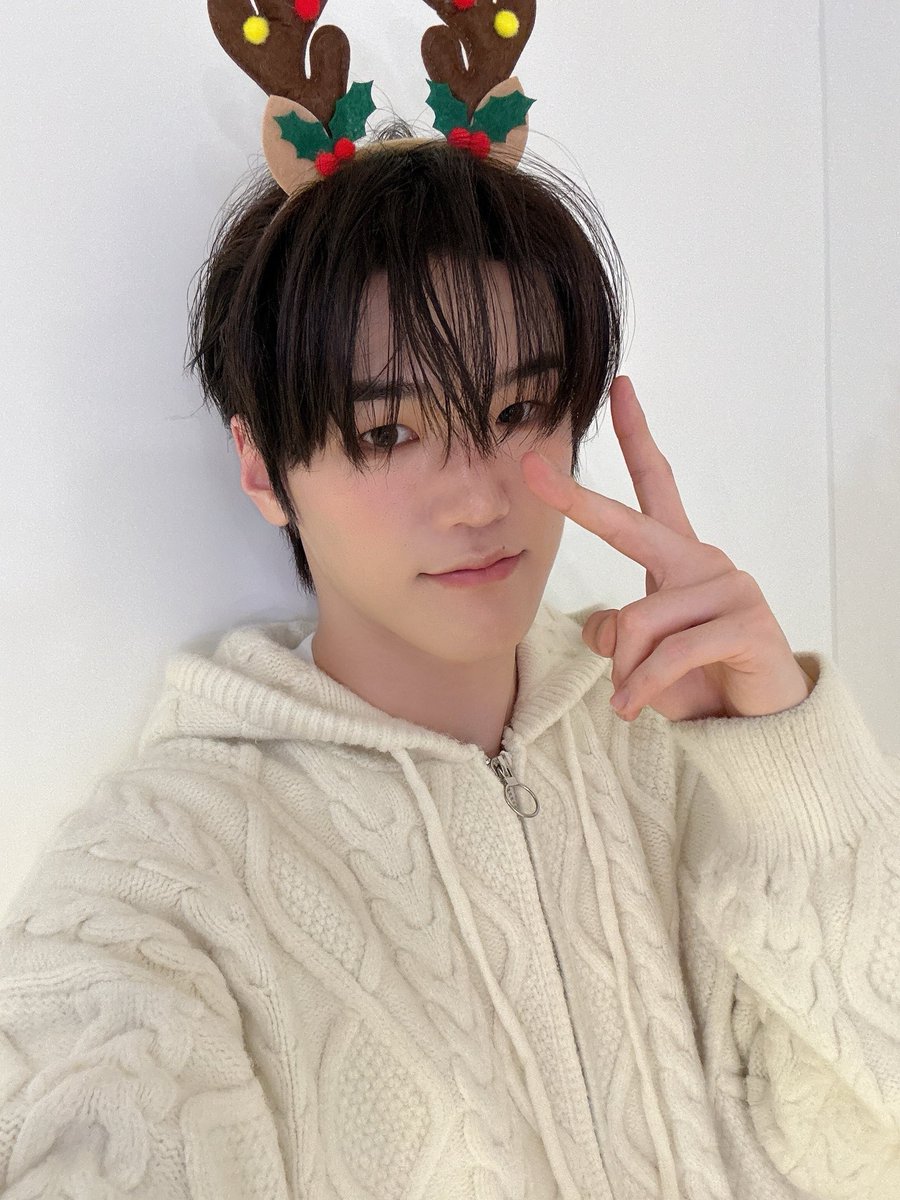 JUSTB_twt's tweet photo. [#배인] Happy Christmas ☃️🦌✨

#JUSTB #저스트비 #Bain #송병희 https://t.co/FRcjRgqS0z