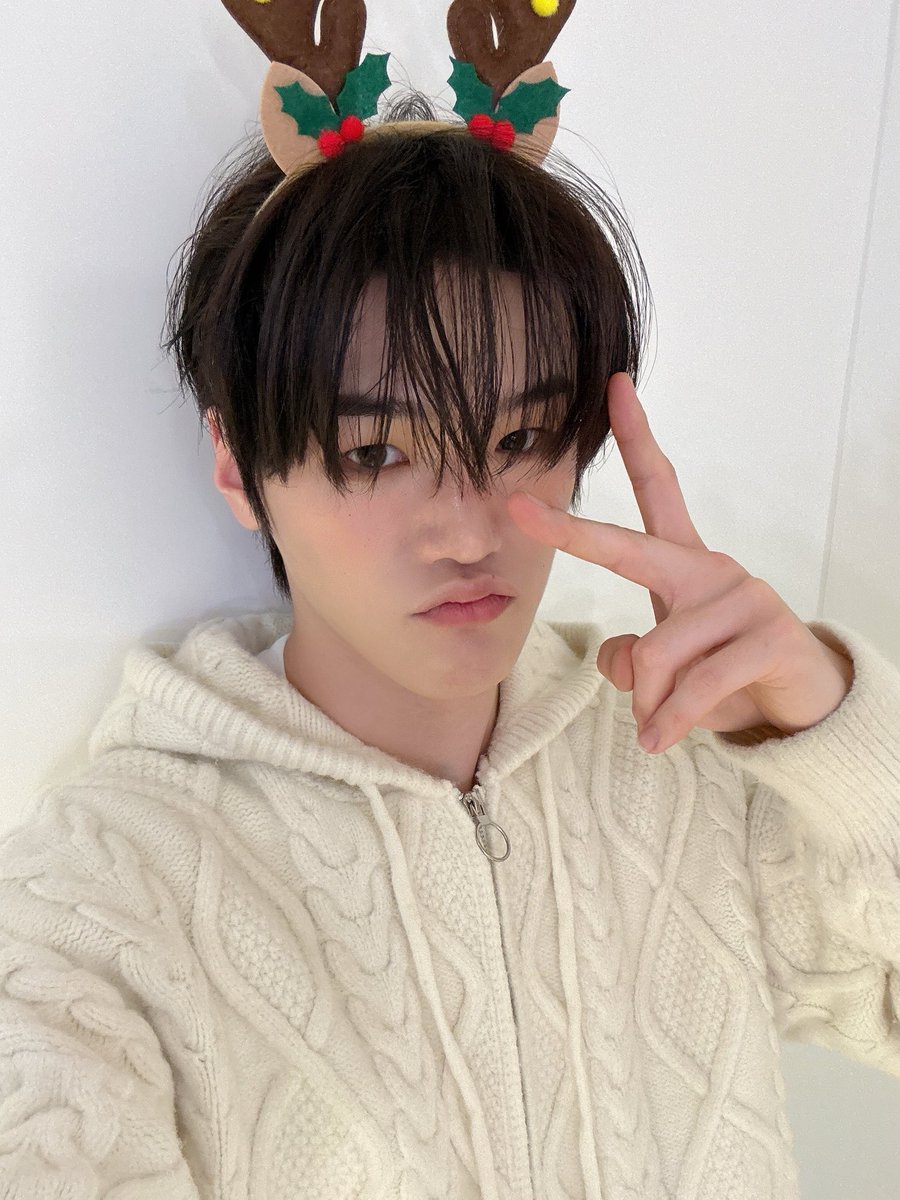 JUSTB_twt's tweet photo. [#배인] Happy Christmas ☃️🦌✨

#JUSTB #저스트비 #Bain #송병희 https://t.co/FRcjRgqS0z