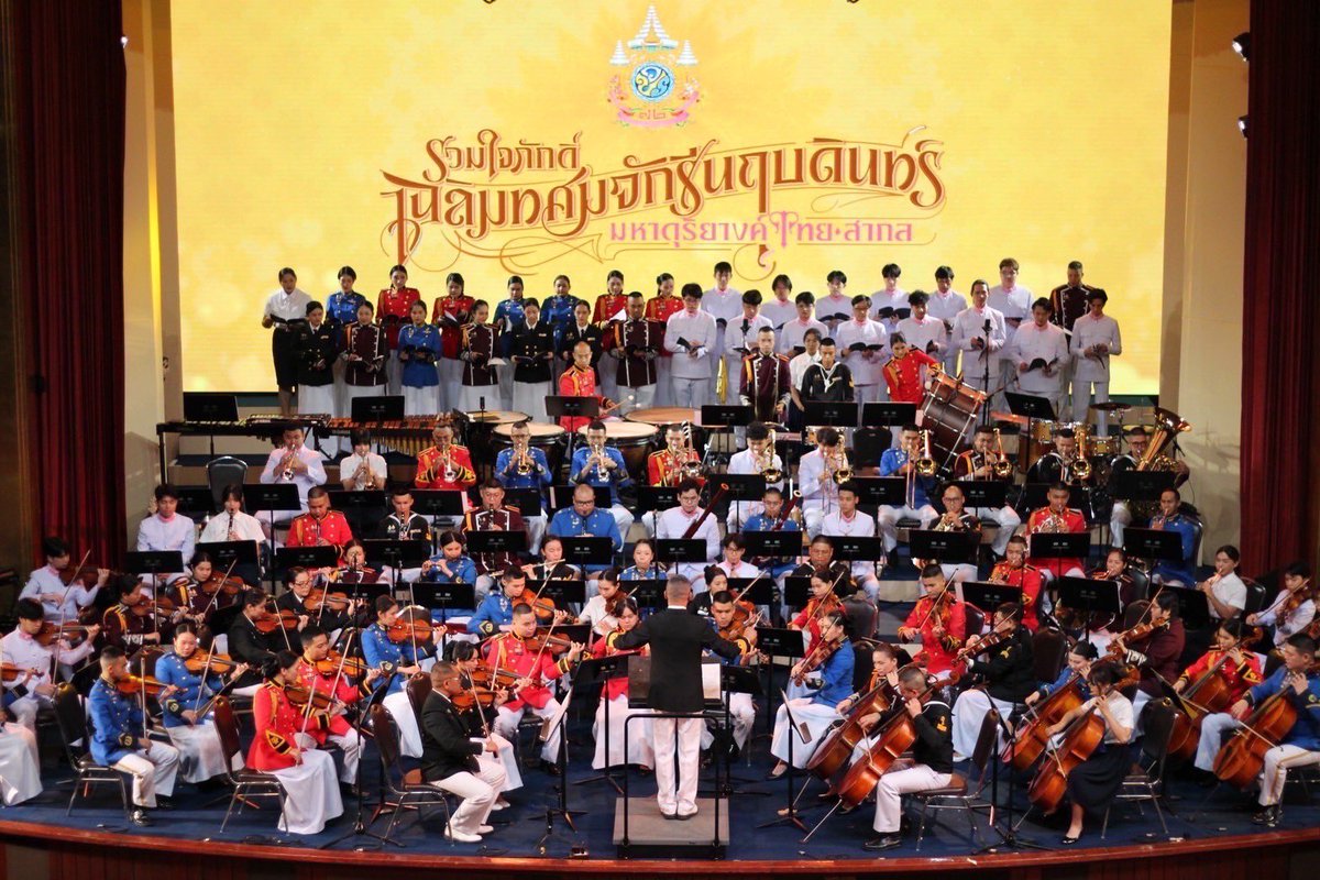 cuchorus's tweet photo. ภาพบรรยากาศขณะวง CU Chorus ขับร้องเพลงในงาน “รวมใจภักดิ์ เฉลิมทศมจักรีนฤบดินทร์ มหาดุริยางค์ไทย-สากล” ณ หอประชุมจุฬาลงกรณ์มหาวิทยาลัย ในวันที่ 22 ธันวาคม 2567💛 https://t.co/xZRWmUIOFp