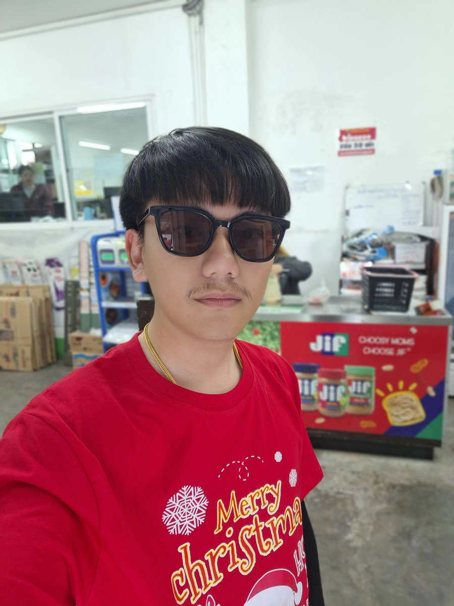 Piya52mm's tweet photo. อยากจะเป็นซานตาไปแจกของขวัญเด็กๆจัง #อุดร https://t.co/GKQDKdJgVC