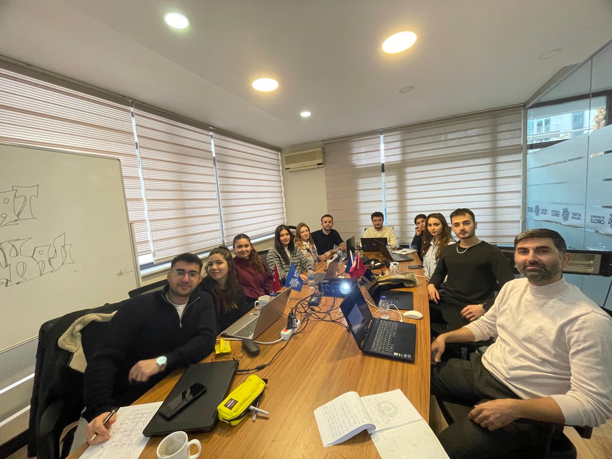 iktisathalkasi's tweet image. Staj ve Eğitim Programı, Dr. Savaş Kaptan ile Modül 4: Python ile Makine Öğrenimi derslerine başladı! 💻
Veri analizi ve algoritma temellerini öğrenerek denetimli/denetimsiz öğrenme modellerini uygulamalı olarak keşfediyoruz! 🌟 #PythonEğitimi #MakineÖğrenimi #VeriAnalizi