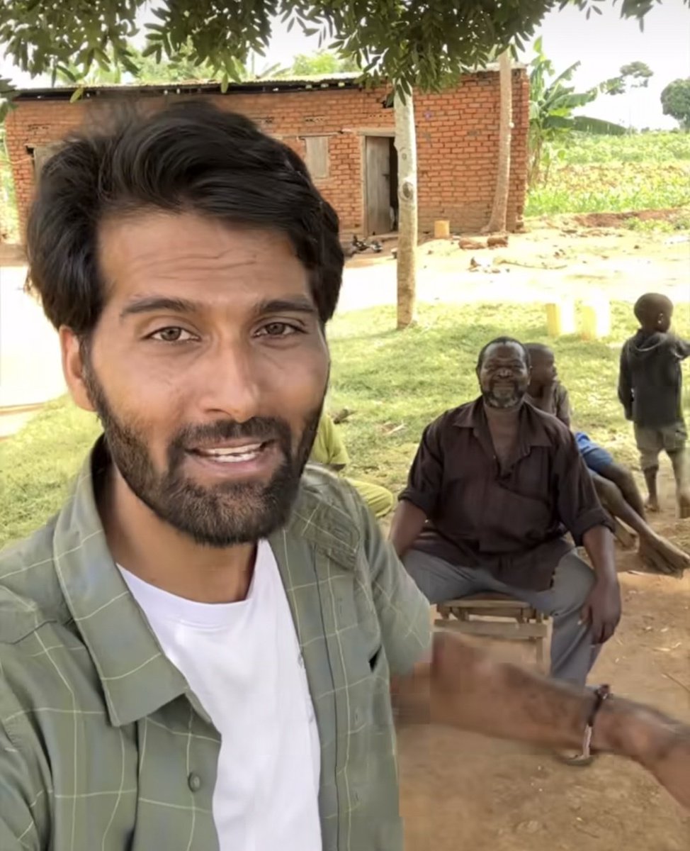 जो लोग Travelling Vlogs देखने के शौक़ीन हैं वह The Indo Trekker वाले "कैलाश मीणा" को जानते होंगे,

हाल ही में कैलाश मीणा युगांडा के एक गांव में पहुंचे जहां वह दुनिया के सबसे ज़्यादा बच्चे पैदा करने वाले इंसान से मिले,

यह जो पहली तस्वीर में दिखाई दे रहे हैं यही वो व्यक्ति हैं