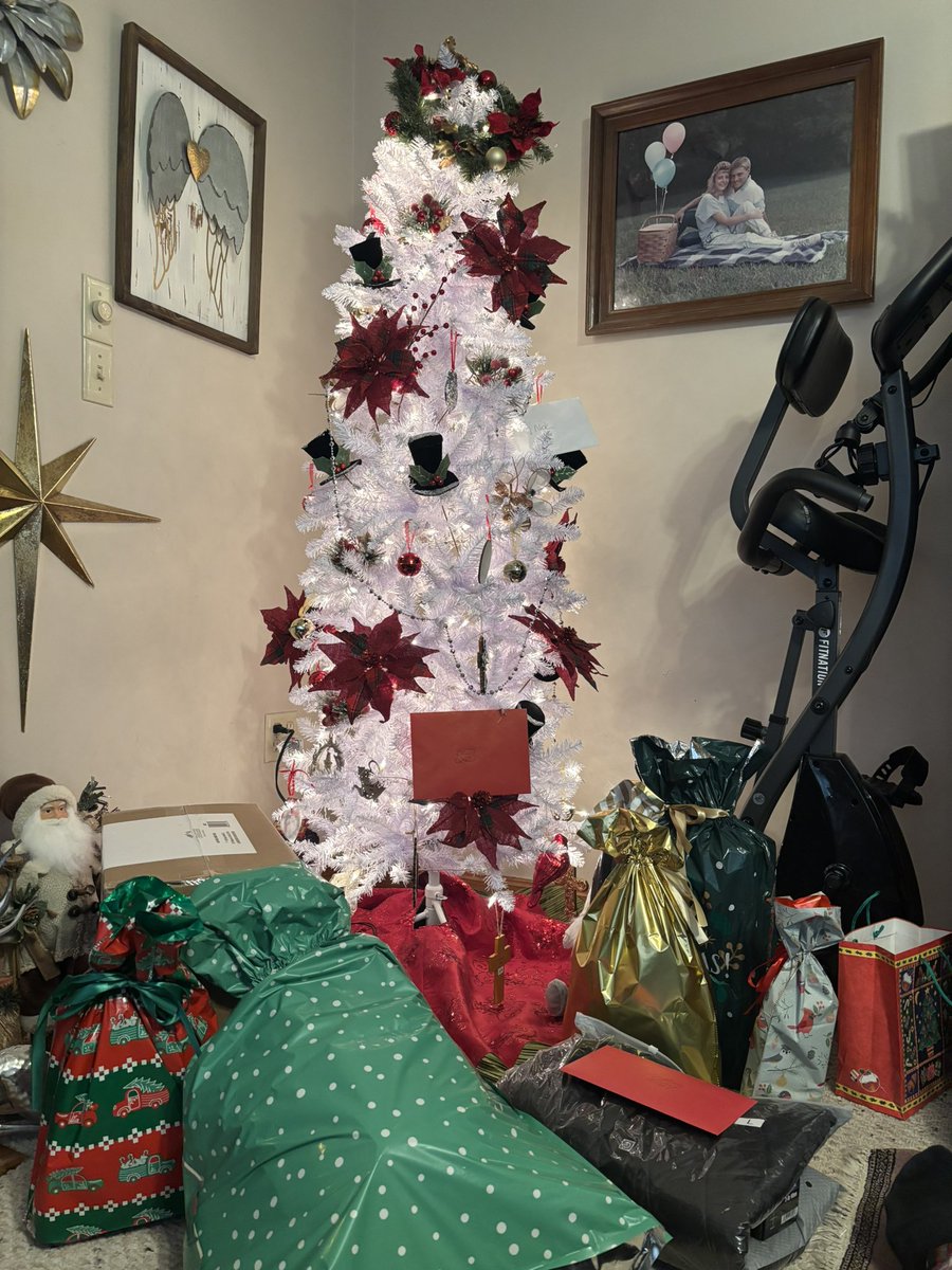 genooo's tweet photo. Merry Christmas and Happy Holidays to everyone who celebrates 🎄

The most important thing about this time of year is spending time with family and friends, and hopefully you guys are doing just that 🤍

I love you all, and thanks for making every Christmas possible ♥️ https://t.co/LlWdt0PkvM