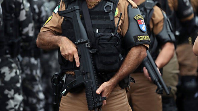 NewsLiberdade's tweet photo. 🚨URGENTE - Lula publica decreto que torna ilegal que policiais usem armas de fogo contra pessoas desarmadas ou que não apresentem risco imediato!

O texto diz que os profissionais de segurança pública devem priorizar a "comunicação e a negociação https://t.co/dAvmjSHvHO
