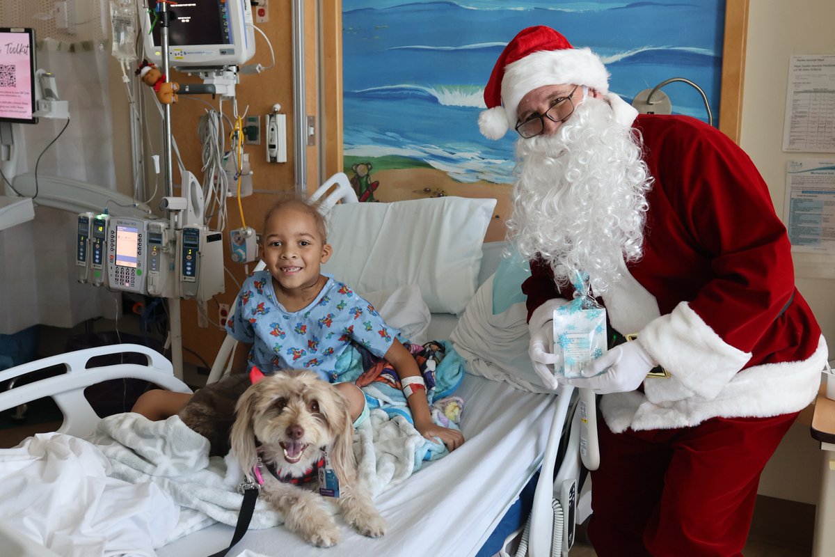 radychildrens's tweet photo. Santa Claus made a special stop at #RadyChildrens, bringing along his "reindogs" (our amazing canine volunteers) to spread holiday magic to our kiddos & their families!🎅✨ A heartfelt thank you to #TeamRady for working through the holidays, providing care to our families.💙 https://t.co/FyKTbJfj64
