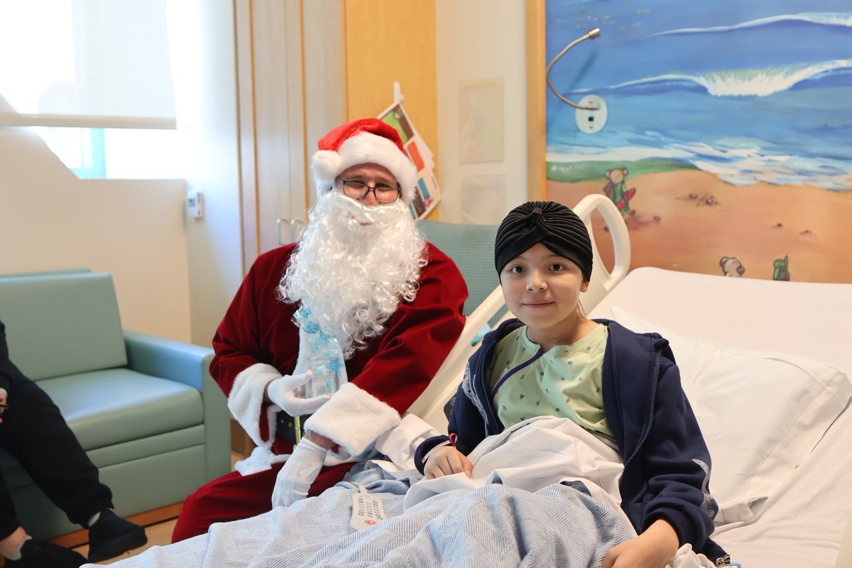radychildrens's tweet photo. Santa Claus made a special stop at #RadyChildrens, bringing along his "reindogs" (our amazing canine volunteers) to spread holiday magic to our kiddos & their families!🎅✨ A heartfelt thank you to #TeamRady for working through the holidays, providing care to our families.💙 https://t.co/FyKTbJfj64