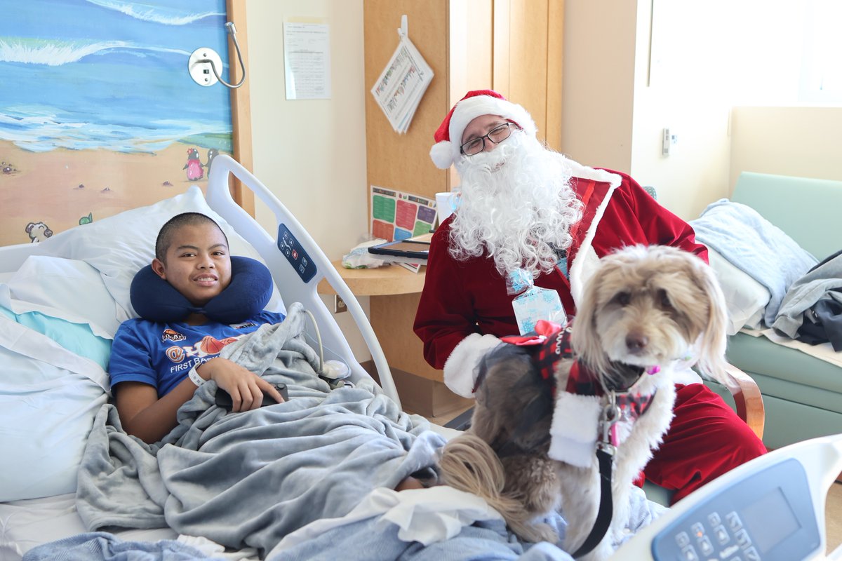 radychildrens's tweet photo. Santa Claus made a special stop at #RadyChildrens, bringing along his "reindogs" (our amazing canine volunteers) to spread holiday magic to our kiddos & their families!🎅✨ A heartfelt thank you to #TeamRady for working through the holidays, providing care to our families.💙 https://t.co/FyKTbJfj64