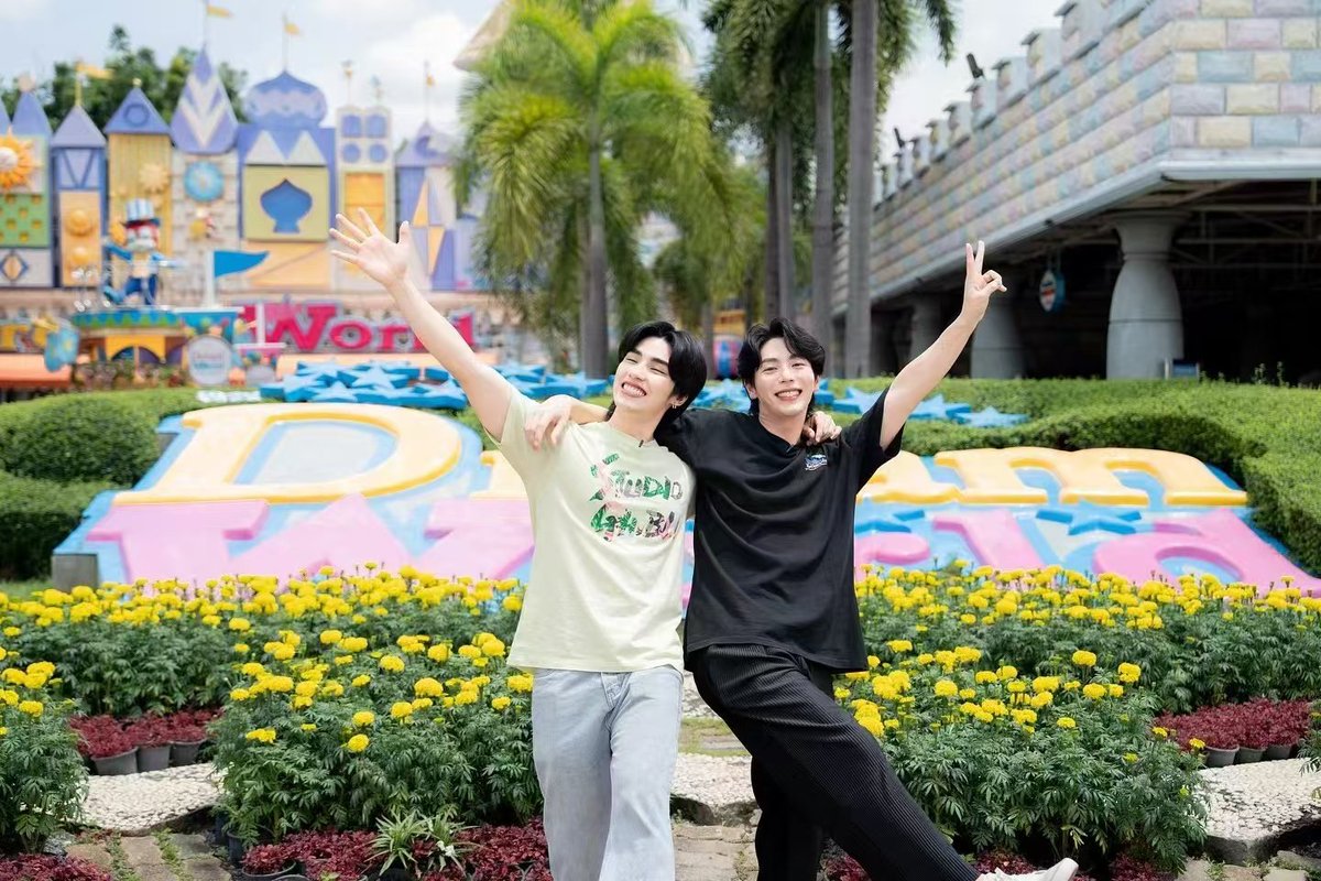 amorumove's tweet photo. I like it very much in every issue. The way you go shopping and eat together and laugh loudly is really healing. I hope uppoompak can keep filming.
Ps. Is Poom watching? I sincerely support poomup👀～ ~

#UpPoomพักNY2025
#uppoompat #poompps #UpPoom https://t.co/8S1xix10zj