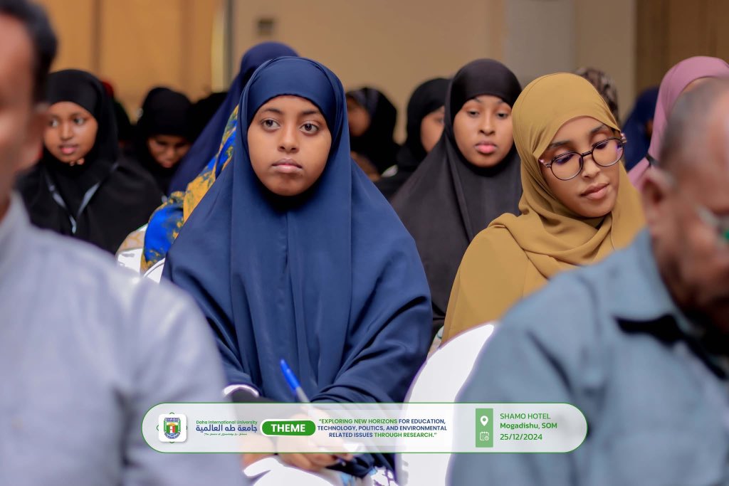 RAASAgribsuines's tweet photo. @AbdishakurDaaha , at the 4th Research Conference DIU, unveiled a transformative study on media’s critical role in tackling climate crisis in Somalia. His innovative framework redefines community engagement, empowering media to spotlight drive impactful climate action. https://t.co/ABcsT8u3zV