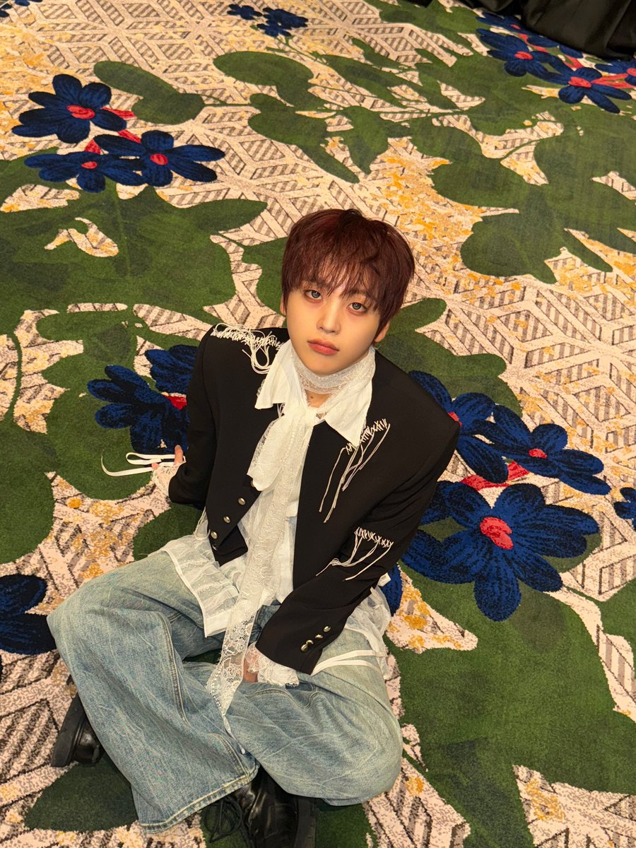 CRAVITY_twt's tweet photo. 러비티~ 메리크리스마스💚❤️💚❤️
#형준 #크래비티 #가요대전 https://t.co/qFA5jQhI2E