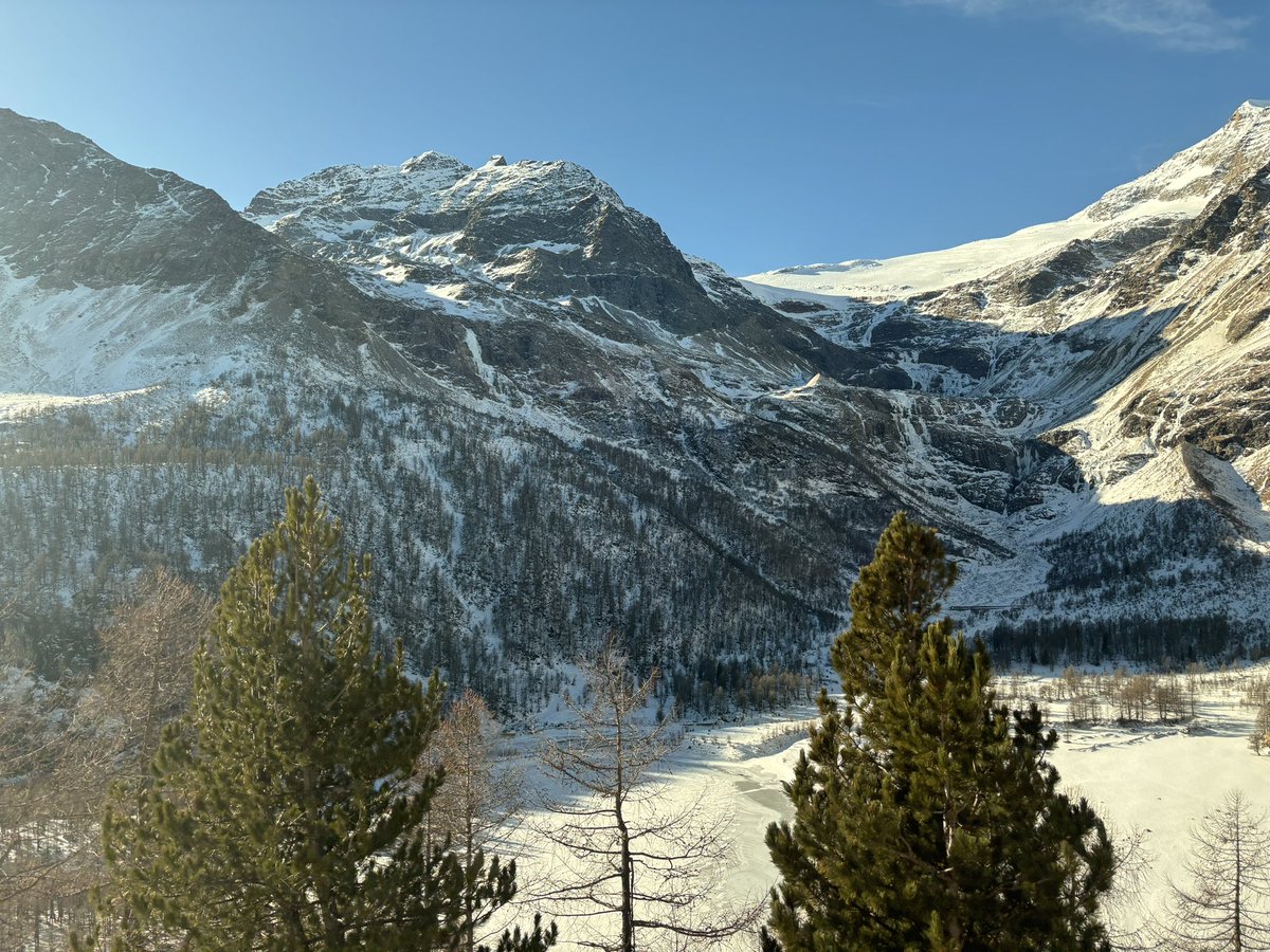 joacobertu's tweet photo. Nos tomamos el tren Bernina con la fliaaa🇨🇭🎄 https://t.co/fHUNefuUHS