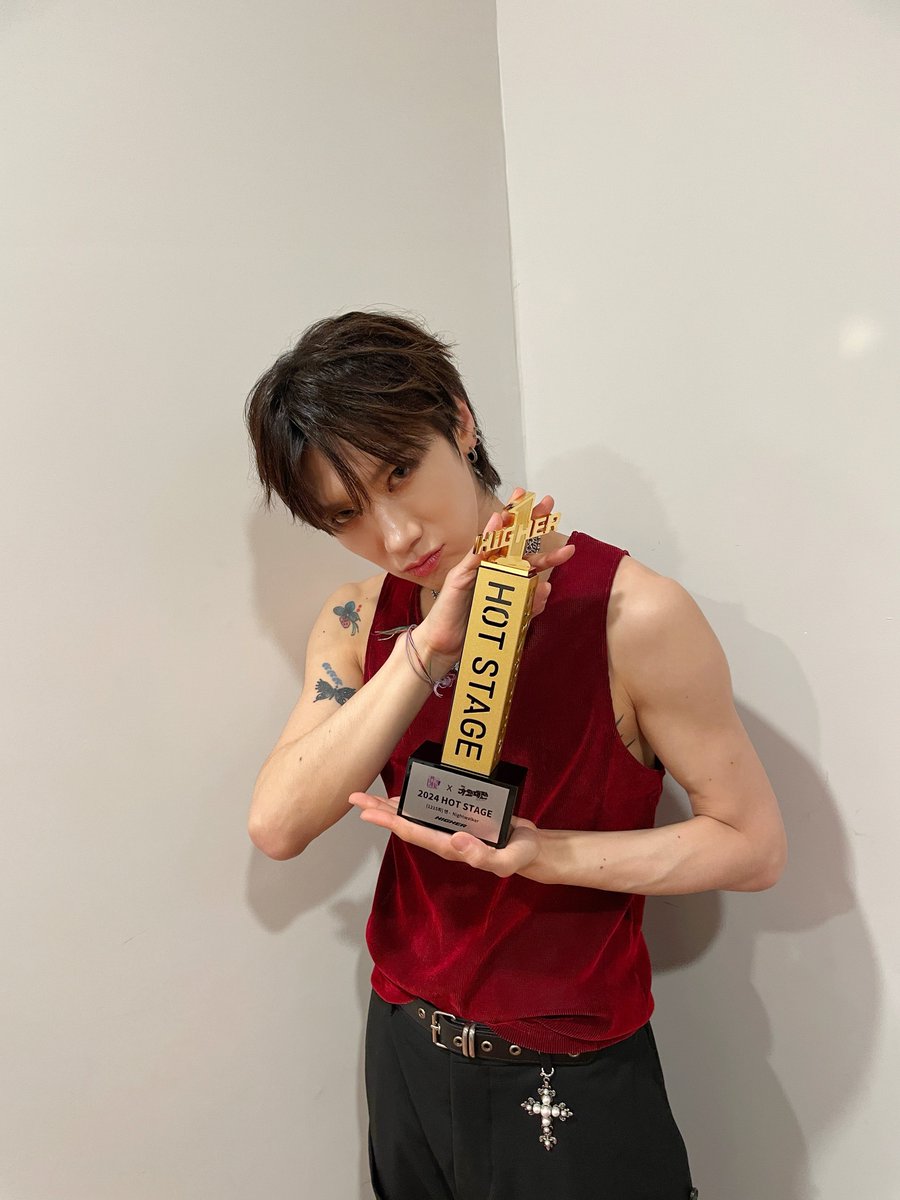 NCTsmtown's tweet image. 10vely x TEN 같이 받은 상! 🏆
MERRY CHRISTMAS~🎄
#TEN 

#李永钦 #텐 
#Nightwalker #TEN_Nightwalker 
#NCT #WayV #威神V