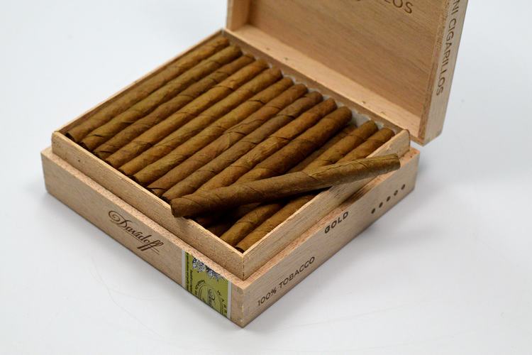 TaiwanCigar's tweet photo. 大衛杜夫 迷你 金款(50枝掀蓋木盒裝)"現貨到"
Davidoff Mini  Gold, (50枝木盒裝)

格式：Cigarillos ／ 手卷小雪茄
環規：20
長度：88mm
強度：適中
燃燒：3-5分鐘
P.S.微甜、奶香、木質基底、雪松調性
含有來自巴西和加勒比地區的優質煙草，採用一流的手工精選蘇門答臘茄衣。這款風味獨特的小雪茄 https://t.co/pmcnBcRvV1