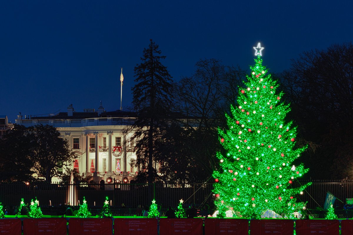 NationalParkFdn's tweet image. Merry Christmas from the National Park Foundation! 

The National Christmas Tree is open to the public and will be lit every evening through Jan. 1! 

Plan your visit: thenationaltree.org/plan-your-visi…

📸: Elman Studio for NPF