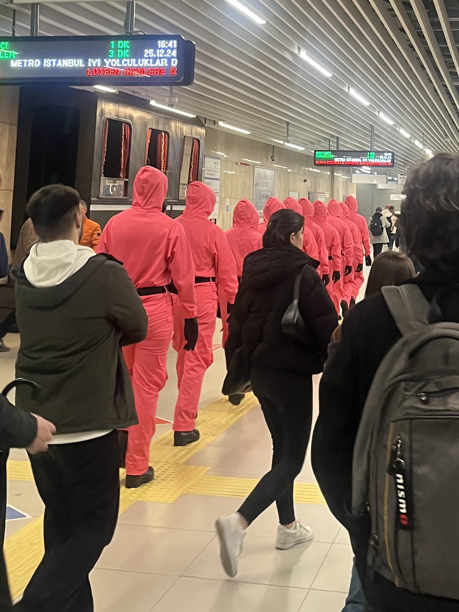 Sokağa İndiler, Metroya Bindiler! Squid Game Muhafızları İstanbul’da Görüntülendi