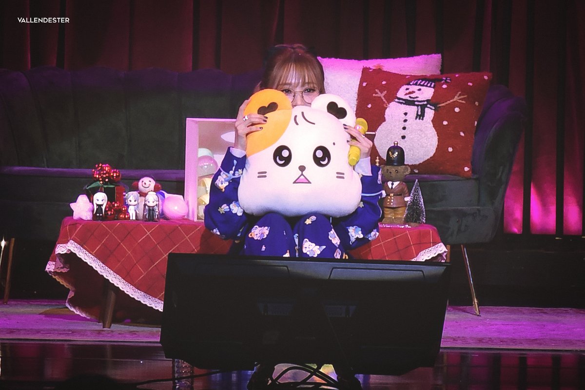 vallendester21's tweet photo. 241222 The first anniversary of Moon Byul &amp; SHOOTING STAR [Twinkle Twinkle] 💫 
#마마무 #MoonByul #문별 
#Twinkle_Twinkle 
#SHOOTING_STAR #MOON_STAR 
#흰_눈이_내리던_날 #MakeItChristmas https://t.co/VWGYRiEw2o
