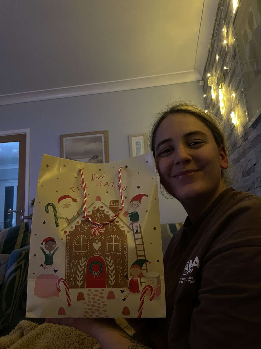 NeiveCorry's tweet image. merry Christmas posh fans, hope everyone has an amazing christmas. Thankyou @MGPAnderson for being my sponsor this season. Merry Christmas all and a happy new year💙@theposhwomen